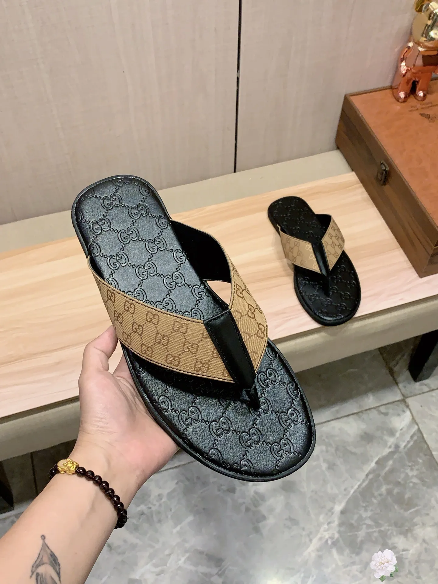 Slippers: New model: Factory price: 260💰💰🎩🎩🔥🔥《 Gucci* 》Series of slippers top purchasing agent🔍🔍Sold at the same time for men, original Italian imported webbing made of selected cowhide, exquisite workmanship,), sole: (super comfortable) original factory special sole, ⚠️exclusive double-layer movable molded sole super comfortable⚠️, real shot🎬the real thing is more beautiful🔍🔍266 regular code 38-44, can be ordered 45.